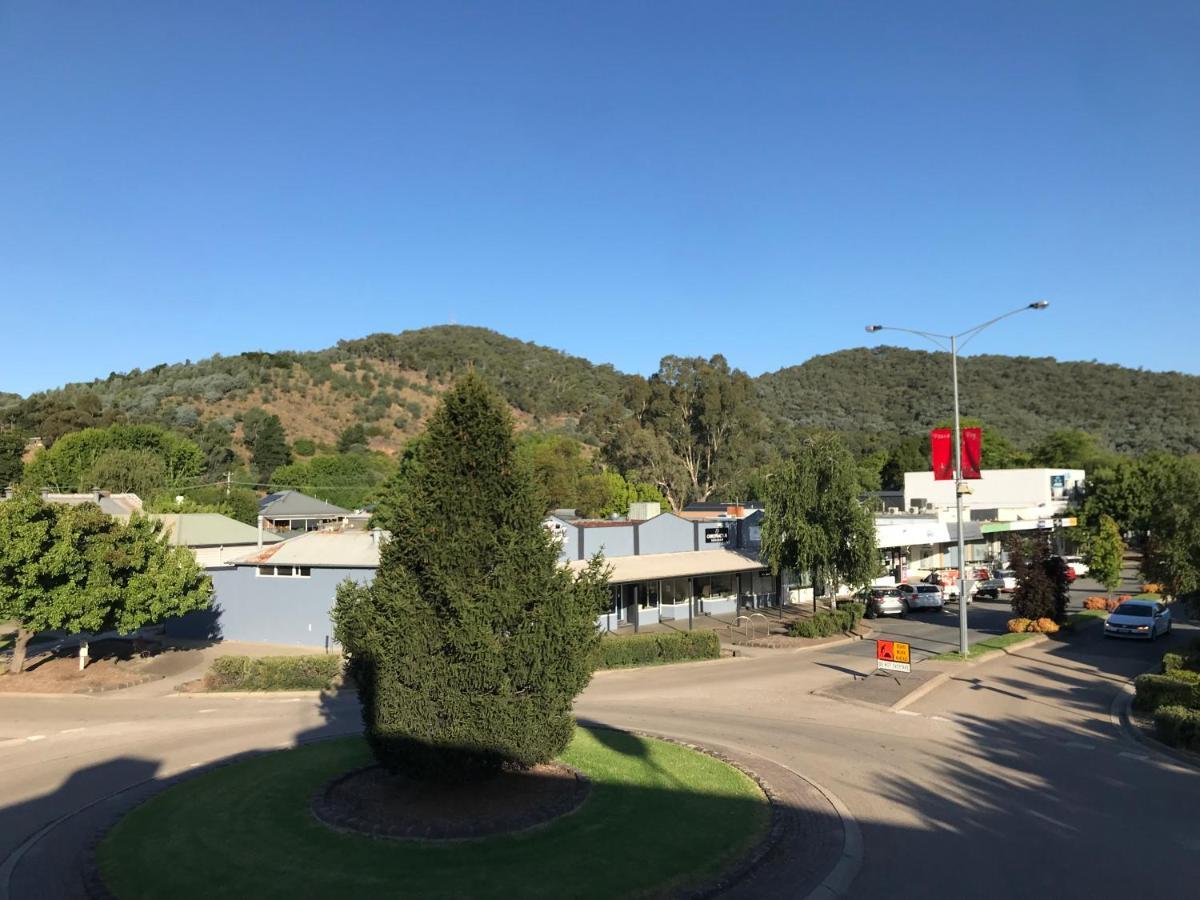Myrtleford Hotel Экстерьер фото